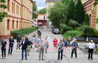 Teilnehmer der HAWIRA-Auftaktveranstaltung auf dem Campus der Medizinischen Fakultät Magdeburg_Foto_Medizinische Fakultät Magdeburg